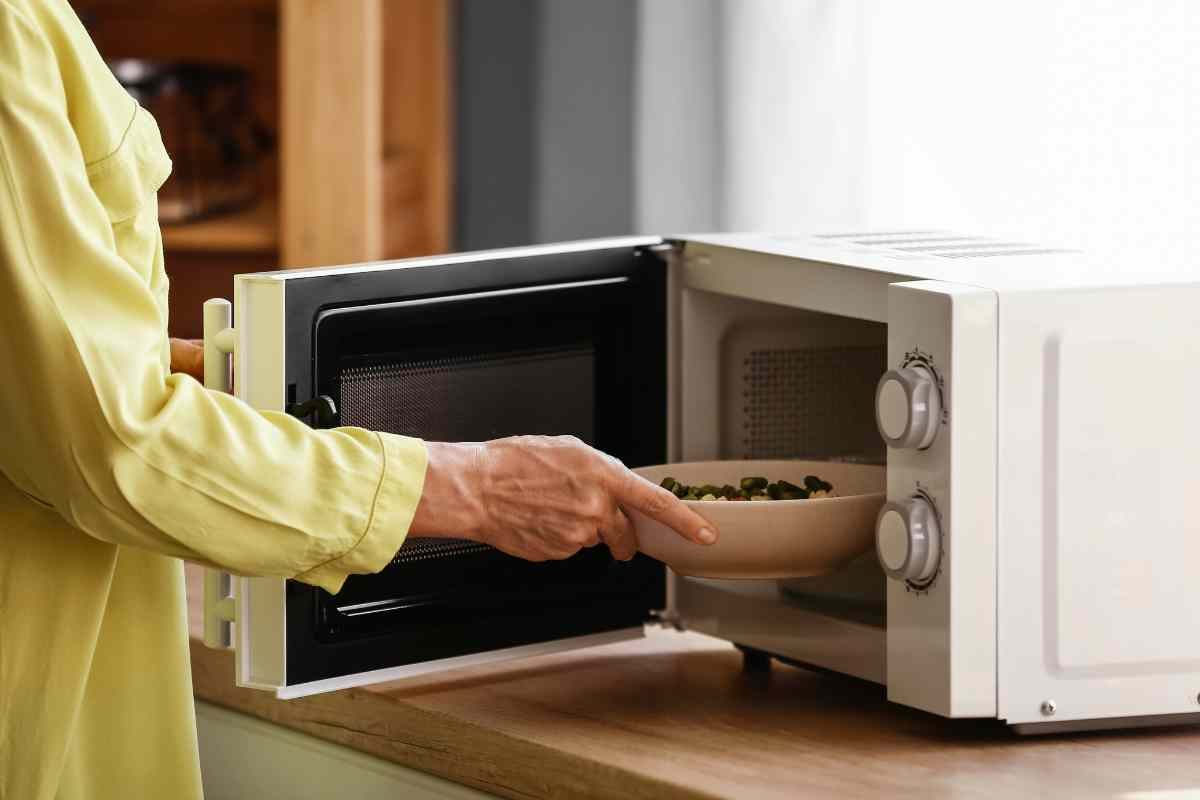 Stai rovinando il tuo microonde senza accorgertene, tutti i dettagli