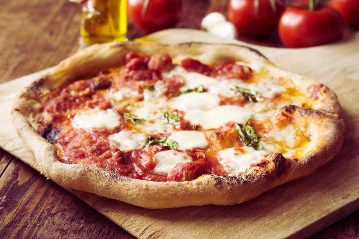 pizza croccante col trucco della tazza
