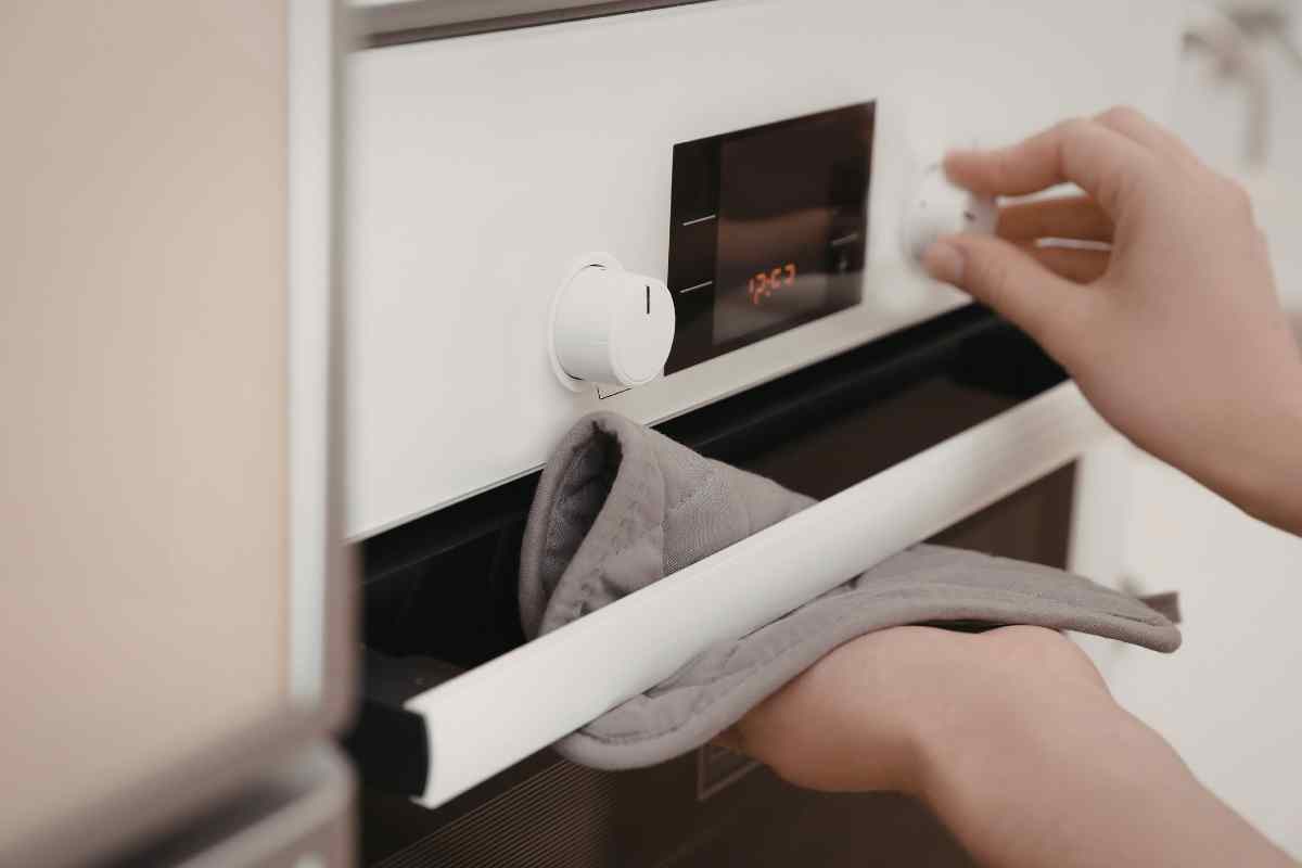 Pulisci la porta del forno e la graffi senza accorgertene?, tutti i dettagli