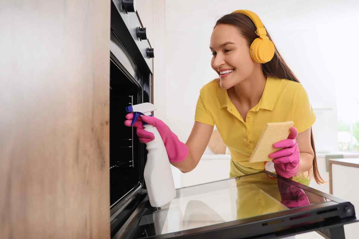 Pulisci la porta del forno e la graffi senza accorgertene?